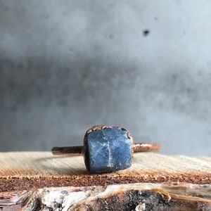 Raw sapphire copper ring | September birthstone ring | Unique raw crystal ring | Handmade organic jewelry | Natural gemstone ring