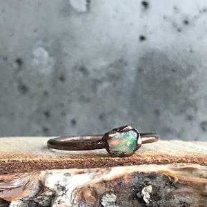 Zierlicher Rohopal-Kupferring | Oktober-Geburtssteinring | Natürlicher Kristallring | Äthiopischer Opalring | Handgefertigter Bio-Schmuck | Einzigartiges Stück