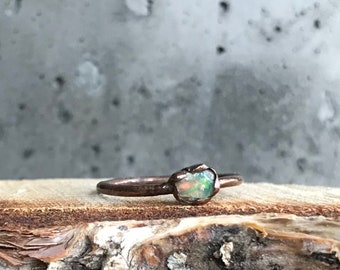 Sierlijke ruwe opaal koperen ring | Oktober geboortesteen ring | Natuurlijke kristallen ring | Ethiopische opaal ring | Handgemaakte biologische sieraden | Uniek stuk