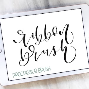 Może przedstawiać: Biały ekran tabletu wyświetlający tekst "ribbon brush" czcionką kursywną w kolorze czarnym. Tekst "Procreate Brush" jest wyświetlany na zielono pod tekstem kursywnym.
