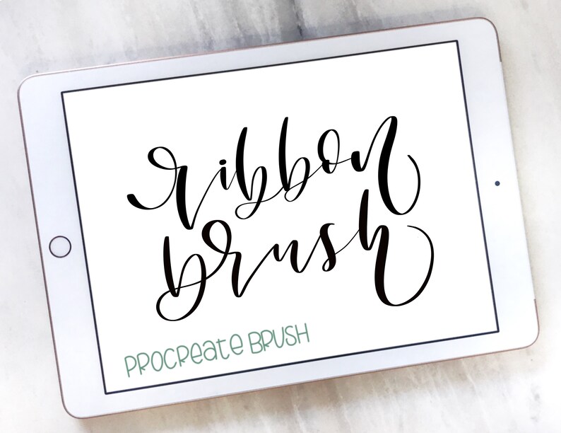 Może przedstawiać: Biały ekran tabletu wyświetlający tekst "ribbon brush" czcionką kursywną w kolorze czarnym. Tekst "Procreate Brush" jest wyświetlany na zielono pod tekstem kursywnym.