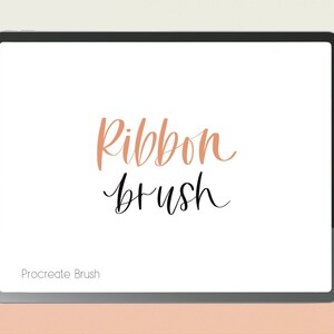 Może przedstawiać: Cyfrowa ilustracja ekranu tabletu, na kt&oacute;rym wyświetlony jest tekst "Ribbon Brush" w stylizowanej czcionce. Tekst "Procreate Brush" jest wyświetlony pod gł&oacute;wnym tekstem.