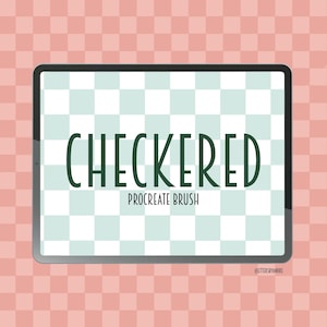Op de afbeelding: Een digitale tablet toont de tekst "CHECKERED PROCREATE BRUSH" in donkergroen over een lichtblauw en wit geblokt patroon. De achtergrond is een roze geblokt patroon.