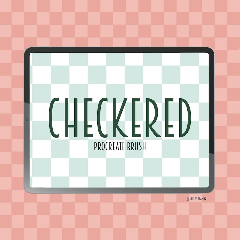 Puede incluir: Una tableta digital muestra las palabras "CHECKERED PROCREATE BRUSH" en verde oscuro sobre un patr&oacute;n de cuadros azul claro y blanco. El fondo es un patr&oacute;n de cuadros rosas.
