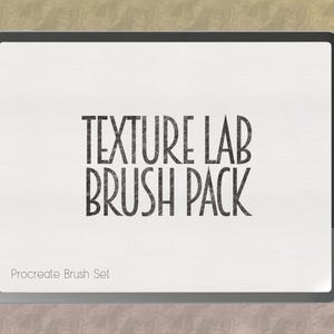 Puede incluir: Una pantalla de tableta blanca que muestra el texto "TEXTURE LAB BRUSH PACK" en negro, con las palabras "Procreate Brush Set" debajo.