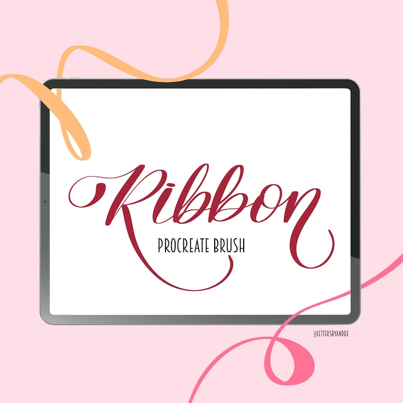 Może przedstawiać: Tablet cyfrowy z białym ekranem, na kt&oacute;rym wyświetlony jest tekst "Ribbon Procreate Brush" w czerwonym, ozdobnym pismie. Tablet otoczony jest r&oacute;żowymi i pomarańczowymi wstążkami.