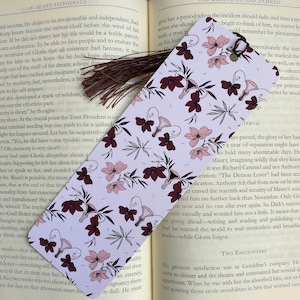 Lesezeichen feminine Blume - handgemacht - für Bücherliebende