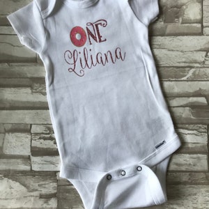 Traje de cuerpo personalizable de primer cumpleaños de UN Donut - Fiesta de chispas - fiesta de cumpleaños
