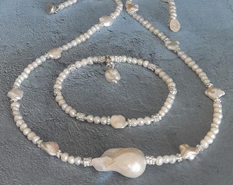Collana e braccialetto di perle realizzati con perle Keshi bianche, perle d'acqua dolce con una grande perla barocca, belli anche come gioielli nuziali