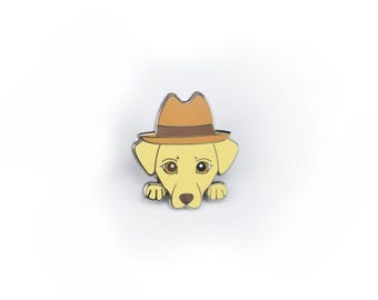 Geel labrador met hoed - kleine emaille pin