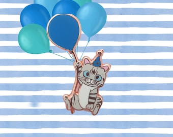 Roo&#39;s erster Geburtstag Emaille Pin (Hartemail Pin, Katze mit Partyhut und Ballon)