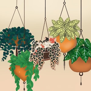 Puede incluir: Ilustración de plantas colgantes en macetas naranjas. Una maceta presenta un gato acurrucado entre la vegetación. Las plantas tienen varias tonalidades de hojas verdes. El fondo es de color beige claro.