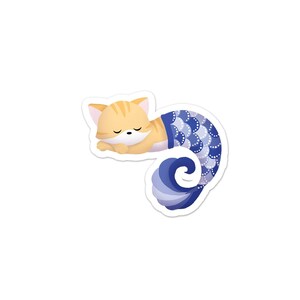 Purrmaid V - Adhesivo de vinilo (gato atigrado pelirrojo durmiendo con cola de sirena de color lila, violeta y azul)