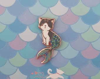 Purrmaid I - Kleiner Emaille Pin (Katze Meerjungfrau, grau getigerte Katze mit Aqua/Grün/Blauem Schwanz)