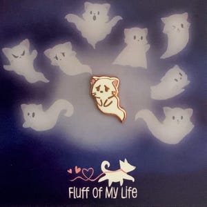 Può includere: Un gatto fantasma bianco con le guance rosa e un'espressione triste è circondato da altri gatti fantasma. Il testo "Fluff of My Life" è nella parte inferiore dell'immagine.
