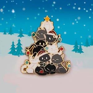 Oh Kitty Tree - Weihnachtskatze Emaille Pin mit roten & grünen Ornamenten