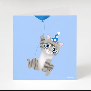Gato malhado cinza fofo com balão azul, cartão de aniversário (com Roo, o gato com necessidades especiais), cartão de caridade