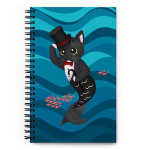 Puede incluir: Un gato negro con un sombrero de copa y una pajarita se representa como una sirena con una cola negra y blanca. El gato sostiene un bastón y está rodeado de peces rosas en un fondo azul y blanco ondulado.
