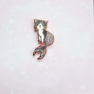 Purrmaid - Kleiner Emaille Pin, graue & weiße Katze, + pastellfarbene Meerjungfrau