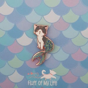 Purrmaid I - Kleiner Emaille Pin (Katzen Meerjungfrau, grau getigerte Katze mit türkis/grün/blauem Schwanz)