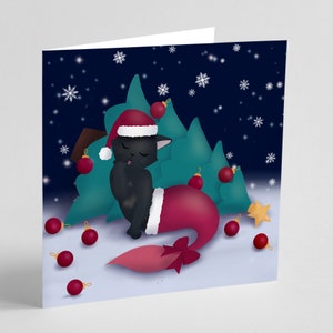 Könnte beinhalten: Eine schwarze Katze mit einem Weihnachtsmann-Hut und einem roten Meerjungfrauen-Schwanz sitzt an einem Weihnachtsbaum mit roten Kugeln. Die Katze leckt sich die Pfote und der Hintergrund ist ein dunkelblauer Nachthimmel mit Schneeflocken.