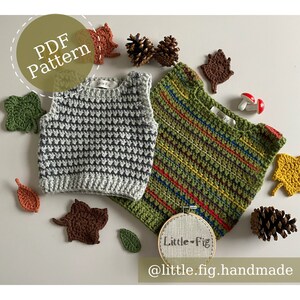 Può includere: Due gilet all'uncinetto, uno a righe grigie e nere, l'altro verde con righe rosse, gialle e blu. I gilet sono circondati da foglie all'uncinetto, pigne e un fungo. Il testo "PDF Pattern" è in un cerchio in alto.
