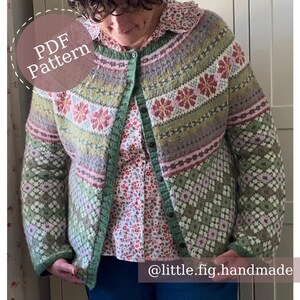 Puede incluir: Un cárdigan de punto verde, rosa y blanco con cierre de botón. El cárdigan tiene un patrón floral y un patrón de diamante en las mangas. El texto "PDF Pattern" es visible en la imagen. El texto "@little.fig.handmade" es visible en la imagen.
