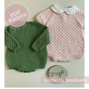 Puede incluir: Dos bodies de bebé tejidos, uno verde y otro rosa, con un cuello blanco en el body rosa. Los bodies están colocados sobre una superficie blanca con un letrero de madera que dice "Little Fig" y el texto "@little.fig.handmade".