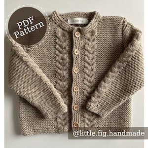 Wilbur kabelstickad baby- och barnjacka/kofta PDF-stickmönster | Nyfödd till 8 år