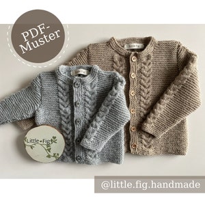 Puede incluir: Dos cárdigans de bebé tejidos, gris y beige. Cada uno tiene un diseño de punto trenzado en la parte delantera y las mangas, con botones de madera. El cárdigan gris tiene un pequeño letrero de madera que dice "Little Fig". El texto "PDF-Muster" está en un círculo en la esquina superior izquierda.