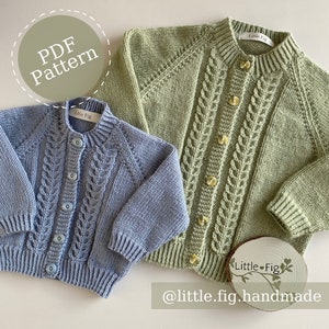 Op de afbeelding: Twee gebreide baby-vestjes, een in lichtblauw en een in groen, met een kabelbreipatroon en knoopsluiting. De vestjes liggen op een wit oppervlak met een rond houten bord waarop "Little Fig" staat en de tekst "PDF Pattern" in een cirkel.