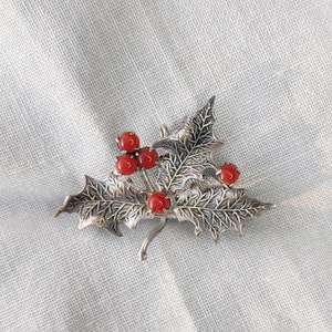 オレンジレッドのガラスカボションが付いたシルバーメタルの古いヒイラギの葉のブローチ、クリスマスブローチ、ペンダントブローチ