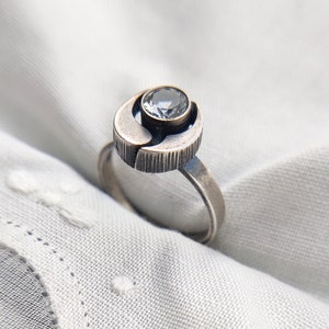 Sten and Laine vintage modernist adjustable ring in sterling silver and crystal, Karl Laine, Finland, Finnfeelings, 1975