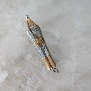 14k tweekleurige gouden hanger, Pelikan veerbek