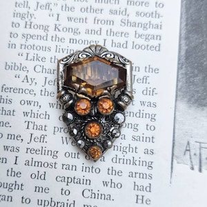 Clip de vestido vintage de metal plateado con piedras de cristal naranja