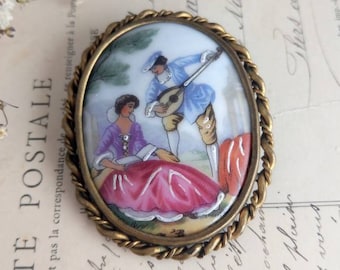 Broche Ancienne En Porcelaine De Limoges - Scène Galante Avec Sa Boîte D'origine, Bon état