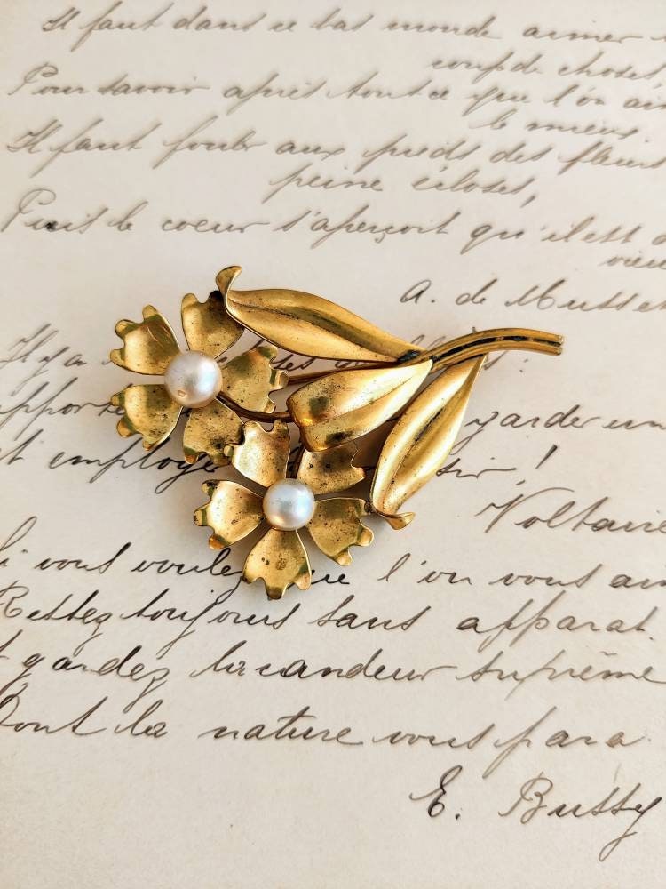 Broche Vintage Métal Doré Avec Fleurs Et Perle - Ancienne Et Fantaisie