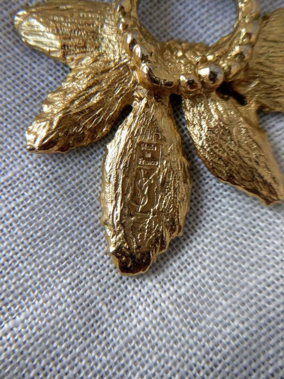 Golden metal pendant with leaves signed YSL - Yve… - image 5
