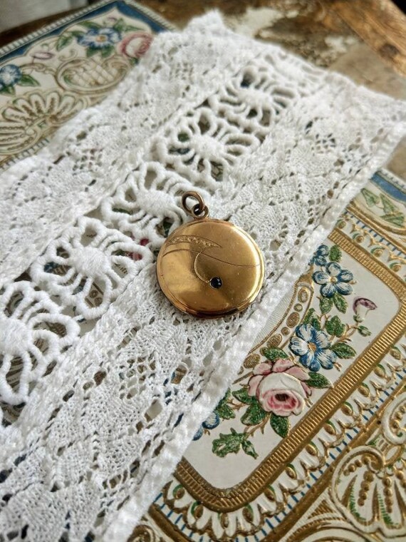 Pendentif plaqué or avec pierre en verre bleu foncé