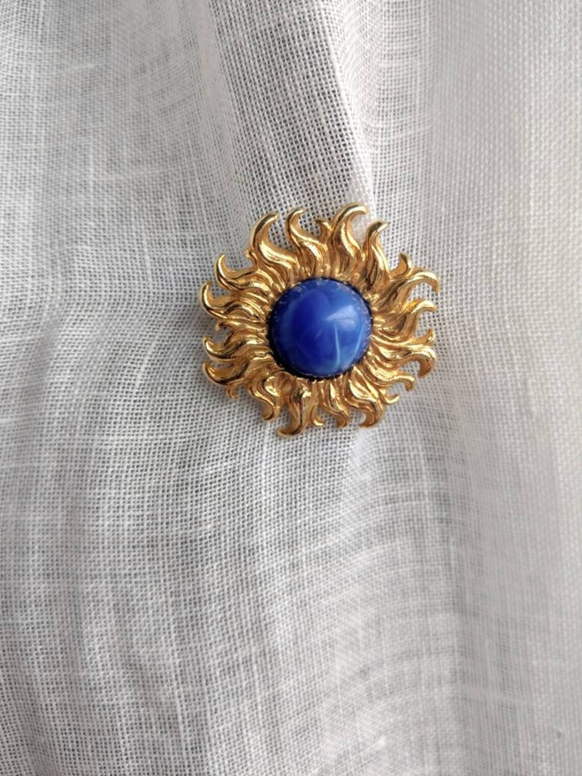Paire De Clips Vintage – Métal Et Cabochons Bleus – Bijou Couture Collection