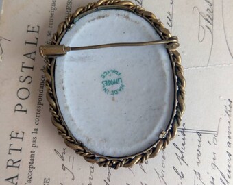 Broche Vintage Limoges Scène Galante Avec Guitariste – Dimensions 57x42 Mm – Occasion – Origine France
