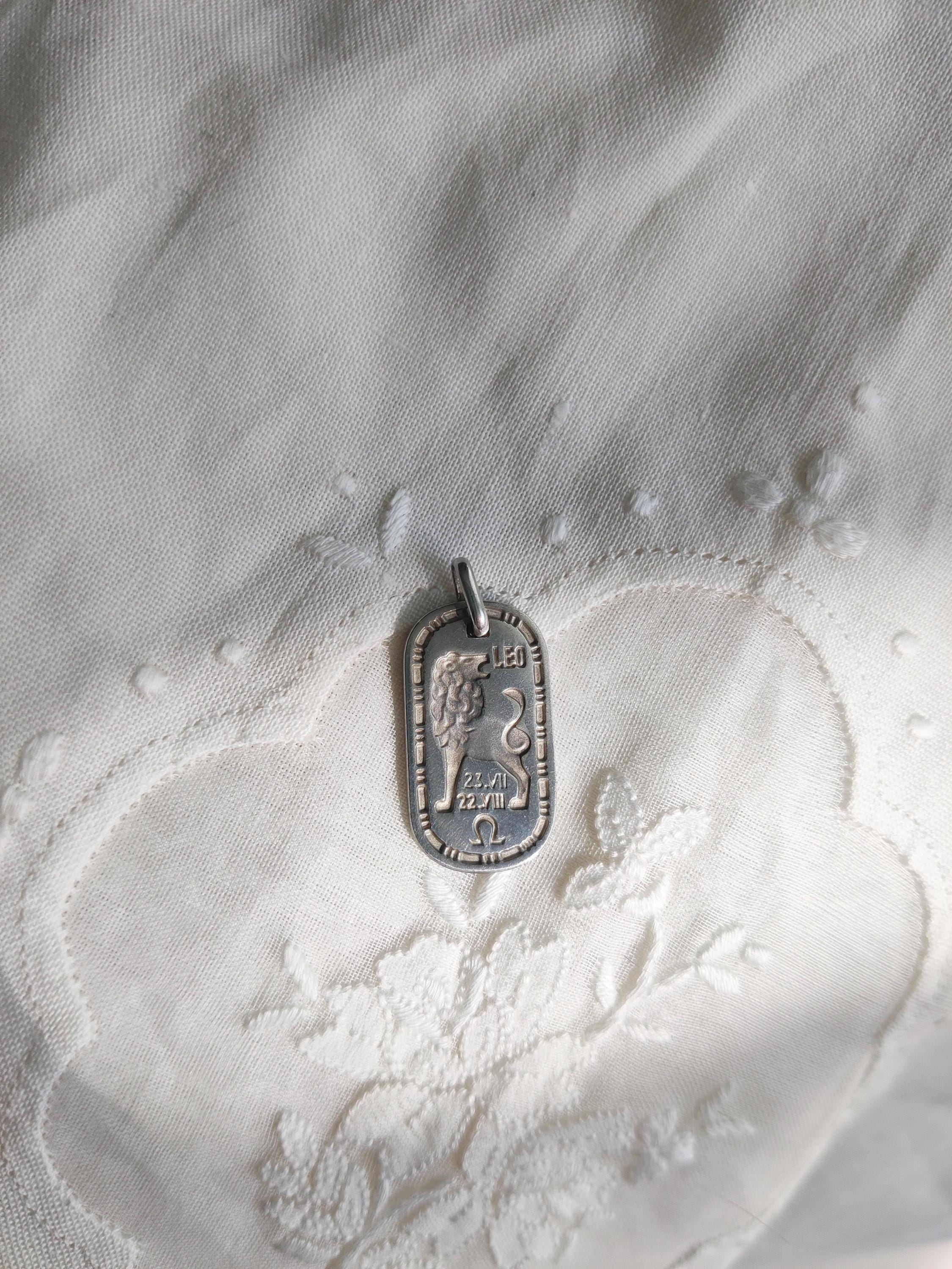 Médaille Ancienne En Argent .Zodiaque. Lion – Dimensions 26 X 10 Mm – Numéro 126 – Occasion Bon état