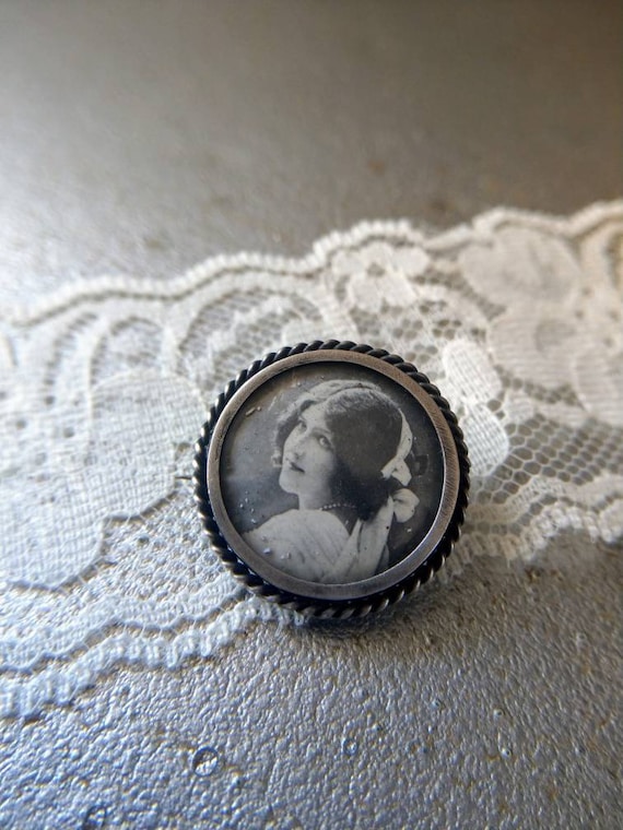 Broche dorée pour femme, jeu de cartes poker, strass – Histoire De Broches