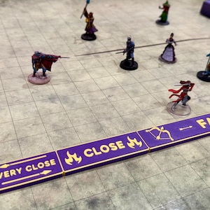 Puede incluir: Una configuración de juego de rol de mesa con figuras en miniatura y una regla de distancia púrpura. La regla tiene texto que dice "Melee", "Very Close", "Close" y "Far". El tablero de juego es una cuadrícula.