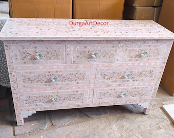 Cómoda de 7 cajones con incrustaciones de nácar rosa pálido y estampado floral.