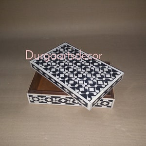 Handgefertigte Designer Box aus schwarzem Knochen mit geometrischem Muster