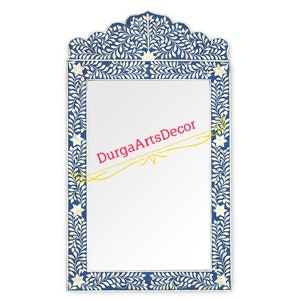 Puede incluir: Un espejo azul y blanco con un diseño floral. El espejo tiene un marco decorativo de nácar y tiene forma de arco. El texto "DurgaArtsDecor" es visible en el centro del espejo.