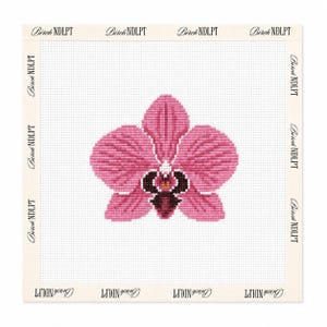 Pode incluir: Uma tela quadrada para bordado com um design central de uma flor de orquídea rosa com detalhes em roxo escuro e branco. A tela de grade branca tem uma borda creme impressa com o texto Birch NDLPT em todos os quatro lados.