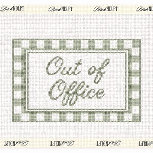 以下が含まれることがあります： セージグリーンの筆記体で「Out of Office」という文字が刺繍された長方形のニードルポイントキャンバス。文字の周りにはセージグリーンと白のチェック柄の縁取りがあり、全体がクリーム色のグリッド背景になっています。