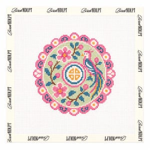 Puede incluir: Un lienzo cuadrado de punto de aguja con un diseño circular que presenta un motivo de cruz naranja central, un ave con plumaje azul y amarillo, flores rosas y follaje verde. El borde es un patrón festoneado rosa y azul. Birch NDLPT está impreso.